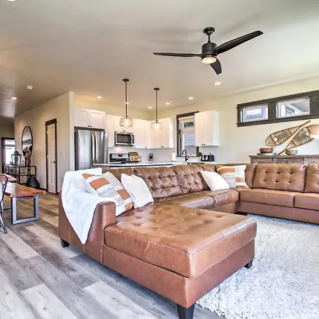 Modern Bozeman Family Townhome With Hot Tub!